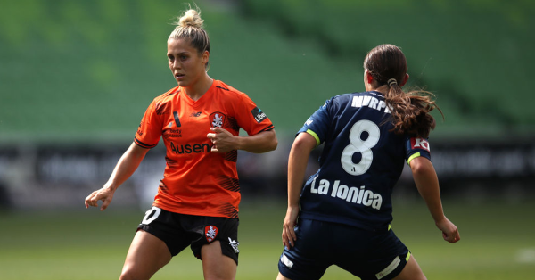 Katrina Gorry on the ball against Alana Murphy