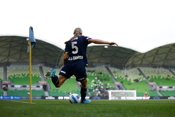 Courtney Nevin takes a corner kick