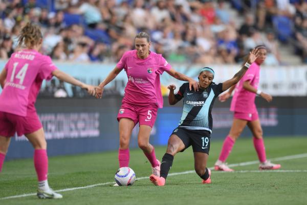 NJ/NY Gotham FC forward Crystal Dunn (19) and San Diego Wave FC midfielder Emily van Egmond (5) battle for the ball in the first half at Red Bull Arena. Harrison Red Bull Arena New Jersey USA