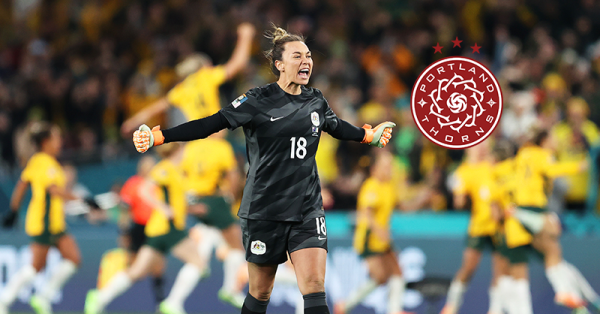 Mackenzie Arnold signs for the Portland Thorns in the NWSL