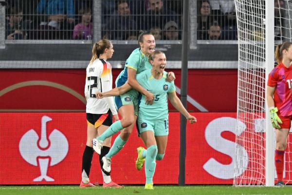  Clare Hunt Australia, 15 cheers the 1 2, 28 10 2024, Schauinsland Reisen Arena Germany , Football, Friendly match women , Germany Australia - Imago