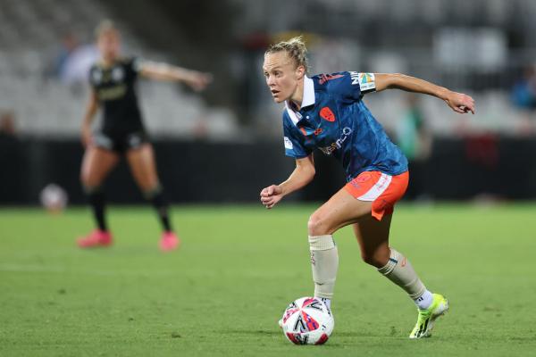 SYDNEY, AUSTRALIA - NOVEMBER 22: Tameka Yallop of the Roar in action during the round four A-League Women's match between Western Sydney Wanderers and Brisbane Roar at Netstrata Jubilee Stadium on November 22, 2024 in Sydney, Australia. (Photo by Brendon Thorne/Getty Images)