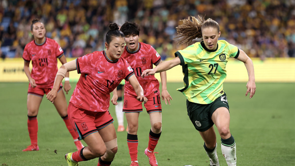 Jamilla Rankin of Australia controls the ball under pressure from Choe Yuri of Korea Republic during the International Friendly between Australia Matildas and Korea Republic at Allianz Stadium on April 04, 2025 in Sydney, Australia. (Photo by Matt King/Ge