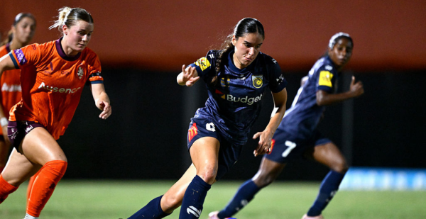 BRISBANE, AUSTRALIA - JANUARY 30: Isabel Gomez of the Mariners breaks away from the defence during the round 15 A-League Women match between Brisbane Roar and Central Coast Mariners at Spencer Park, on January 30, 2026, in Brisbane, Australia. (Photo by Bradley Kanaris/Getty Images)