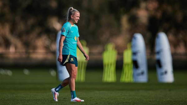 "The vibes are immaculate" - Charli recaps her first training session since arriving from Sweden