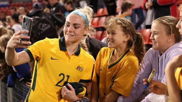 Q & A | Ellie Carpenter answers fan questions