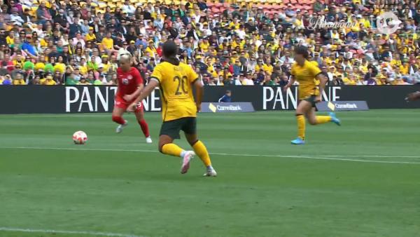 GOAL: Leon rocket gives visitors the lead! | CommBank Matildas v Canada
