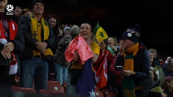 Mackenzie Arnold gives her jersey to a lucky fan ??