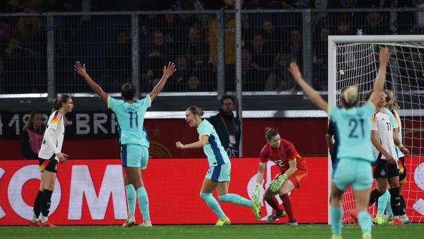 GOAL: Clare Hunt's winner against Germany | CommBank Matildas v Germany
