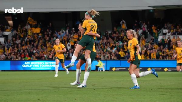 Ellie Carpenter is presented with the rebel sport Player Of The Match for #AUSvIRN