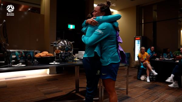 Lyds passes on the torch, giving Macca the No.1 jersey & passing on team song duties to Ellie ?