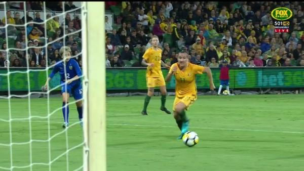 Kerr and De Vanna combine to score