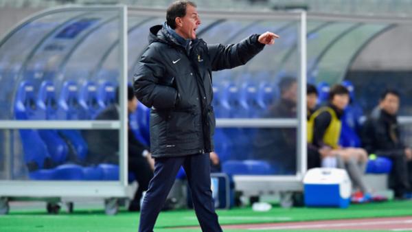 Matildas boss Alen Stajcic gives instructions to his players during the recent Rio Games Qualifiers.