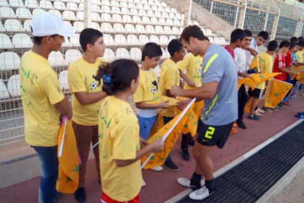 Qantas Socceroos host Palestinian refugees