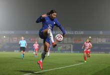 Sam Kerr controls the ball v Atletico Madrid UWCL round of 16 
